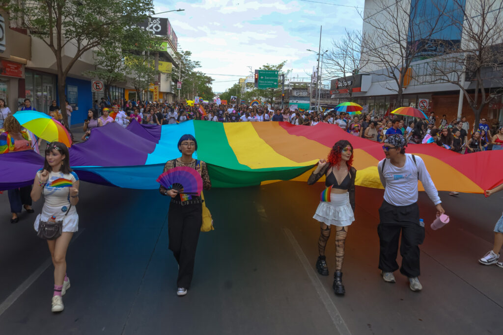 Marchan por el orgullo en Culiacán