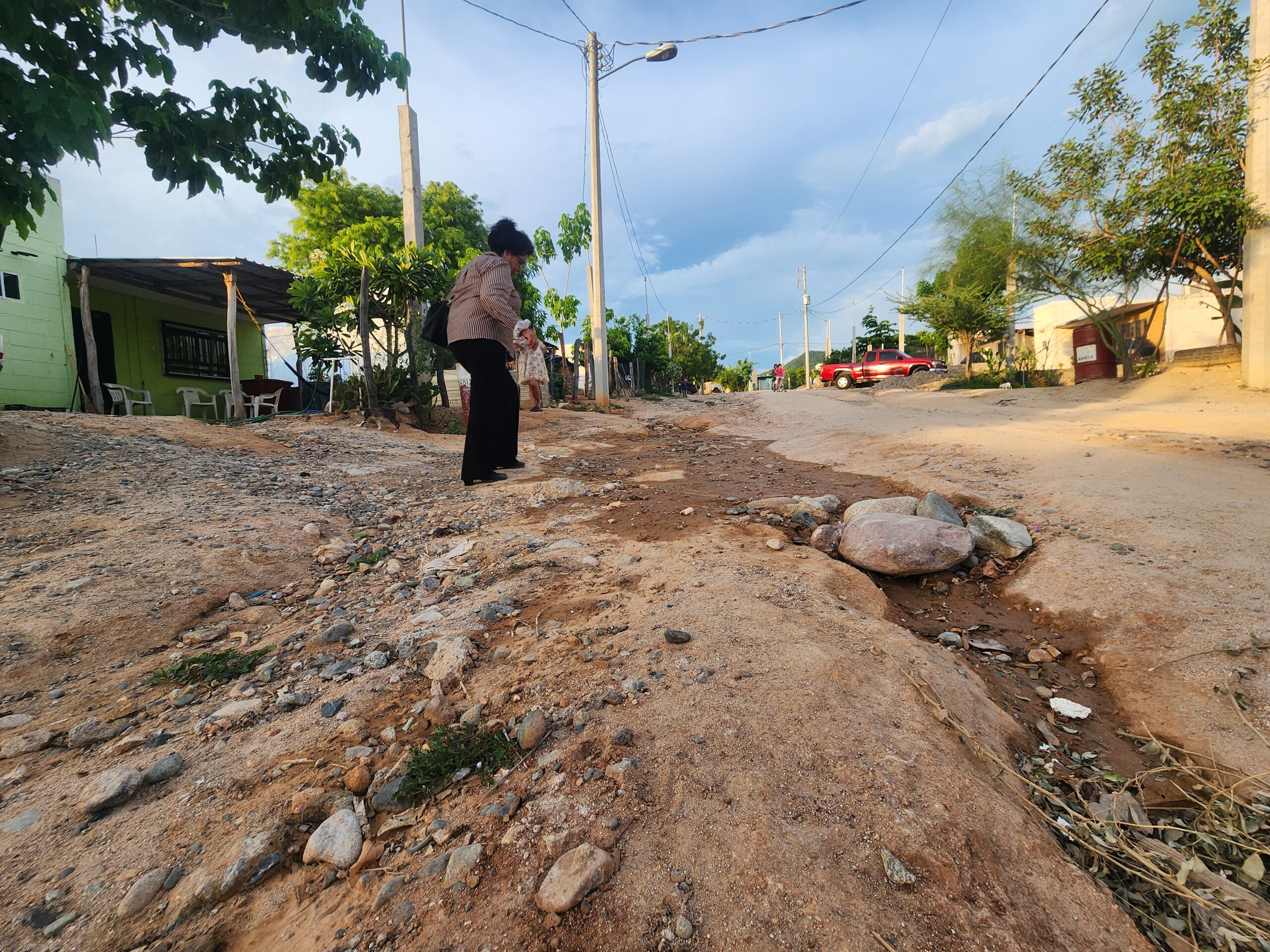 Debido a las lluvias, el deterioro de las calles es evidente, por lo cual las pipas del Ayuntamiento en ocasiones no pasan a dotarles del vital líquido.