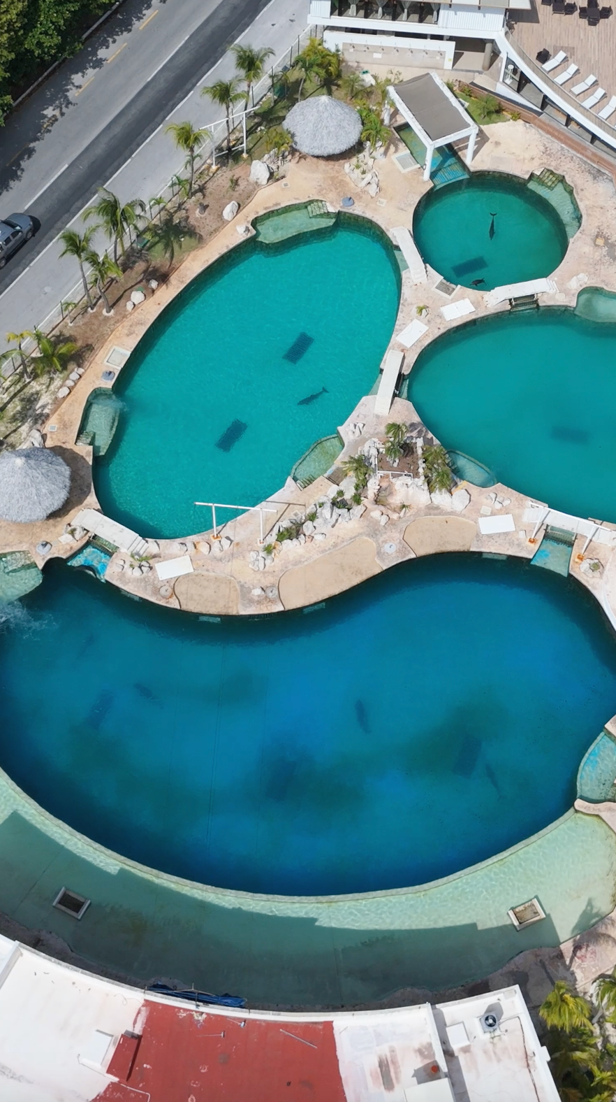 Vista aérea de las albercas de concreto que Dolphin Discovery operaba en Ventura Park, Cancún, en junio de 2026.