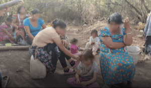 Mujeres y niñez desplazada resisten con su idioma y vestimenta; añoran bailar matachín y tomar tesgüino