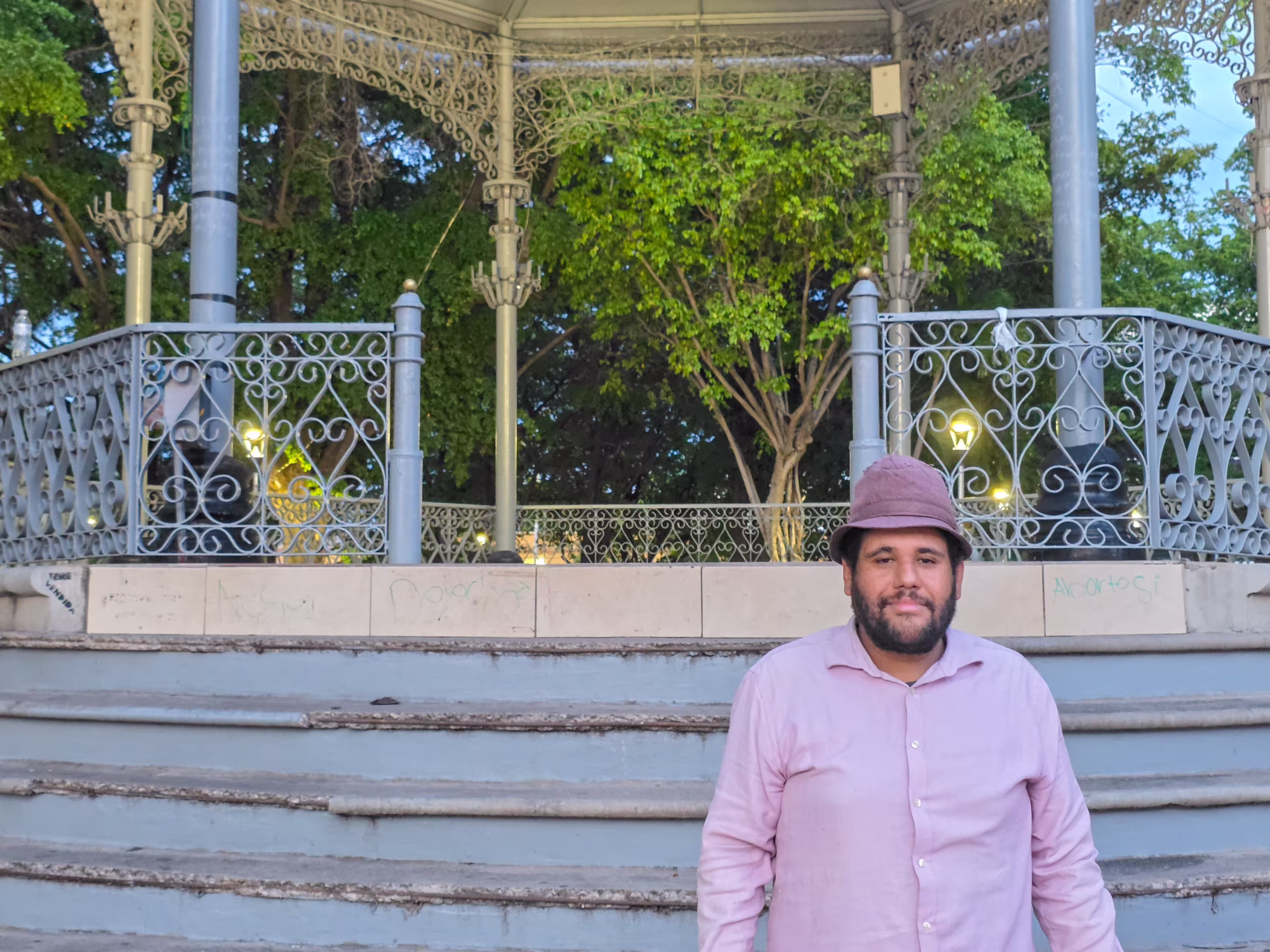 Poetas de Culiacán han comenzado a reflejar en sus obras el miedo, la violencia y la incertidumbre que atraviesa la ciudad. Conoce cómo Poesía a los Cuatro Vientos se ha convertido en un espacio de expresión.