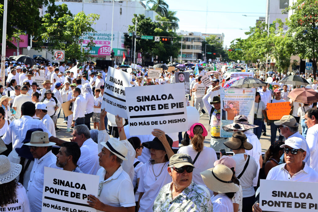 Ciudadanos participan en marcha por la paz en Culiacán, Sinaloa