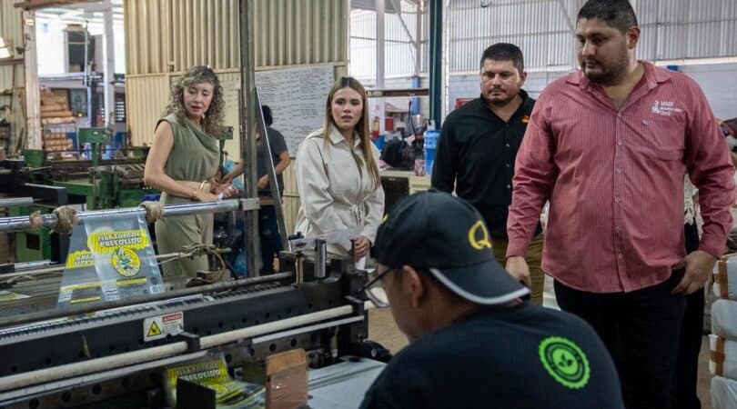 Ana Miriam Ramos entrega el distintivo NAFIN a empresa dedicada a la fabricación de bolsas impresas